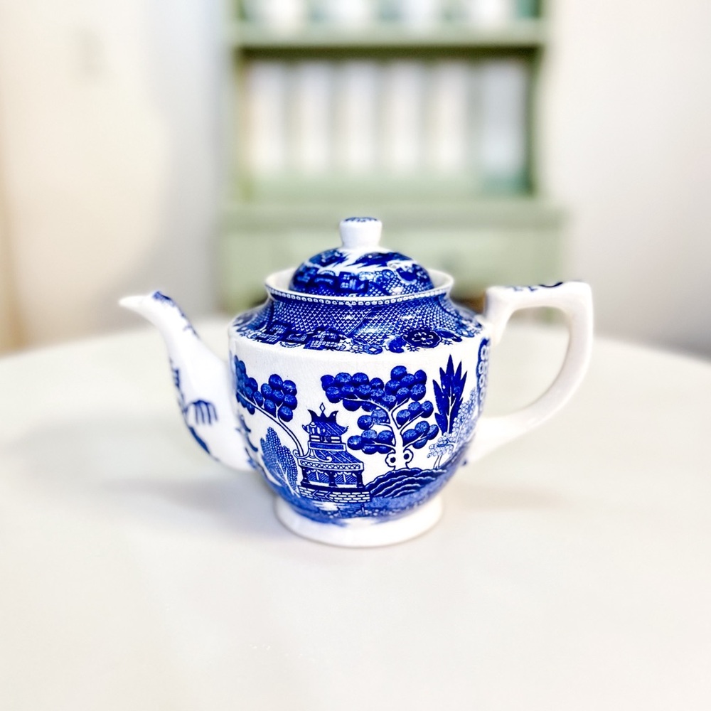 Vintage Blue Willow Tea Pot 🫖
